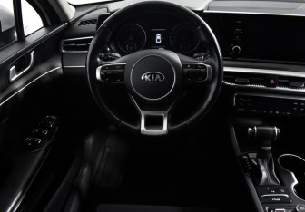 Подержанный автомобиль Kia K5 2021 года (15 фото)