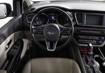 Подержанный автомобиль Kia Carnival 2018 года (10 фото)