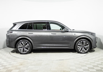 Подержанный автомобиль LiXiang L7 2024 года (4 фото)