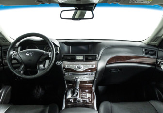 Подержанный автомобиль Infiniti Q70 2016 года (13 фото)