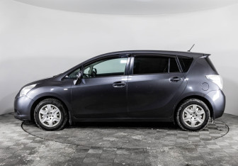 Подержанный автомобиль Toyota Verso 2011 года (8 фото)