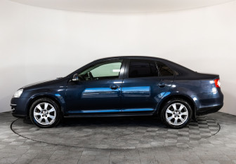 Подержанный автомобиль Volkswagen Jetta Sedan 2010 года (8 фото)
