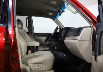 Подержанный автомобиль Mitsubishi Pajero 2007 года (24 фото)