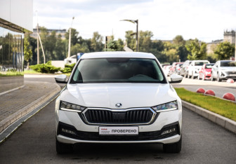 Подержанный автомобиль Skoda Octavia Liftback 2021 года (4 фото)