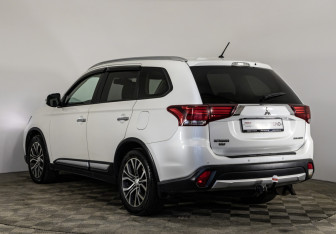 Подержанный автомобиль Mitsubishi Outlander 2015 года (7 фото)
