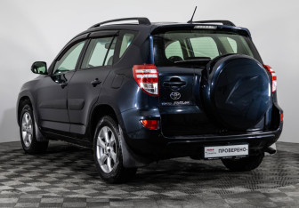 Подержанный автомобиль Toyota RAV4 2011 года (7 фото)