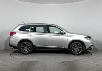 Подержанный автомобиль Mitsubishi Outlander 2016 года (4 фото)