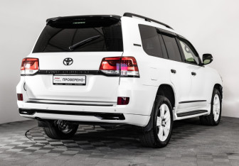 Подержанный автомобиль Toyota Land Cruiser Suv 2011 года (6 фото)