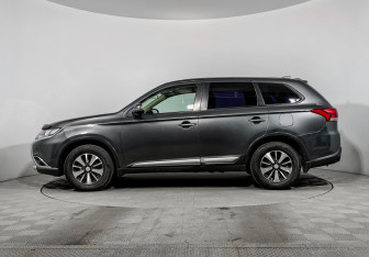 Подержанный автомобиль Mitsubishi Outlander 2018 года (8 фото)