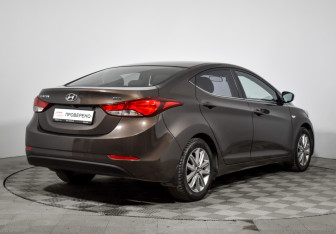 Подержанный автомобиль Hyundai Elantra Sedan 2015 года (5 фото)