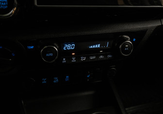 Подержанный автомобиль Toyota Hilux 2016 года (16 фото)