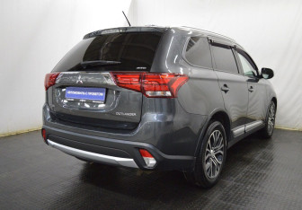 Подержанный автомобиль Mitsubishi Outlander 2016 года (5 фото)