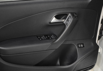 Подержанный автомобиль Volkswagen Polo Sedan 2017 года (16 фото)