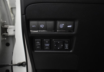 Подержанный автомобиль Infiniti QX56 2011 года (22 фото)