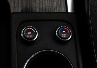 Подержанный автомобиль Nissan Pathfinder 2010 года (14 фото)