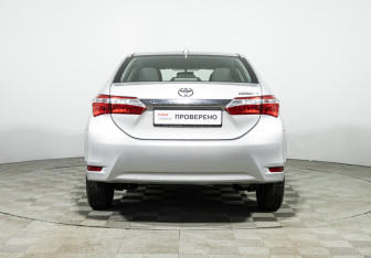 Подержанный автомобиль Toyota Corolla Sedan 2018 года (6 фото)