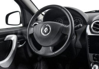 Подержанный автомобиль Renault Sandero 2012 года (13 фото)