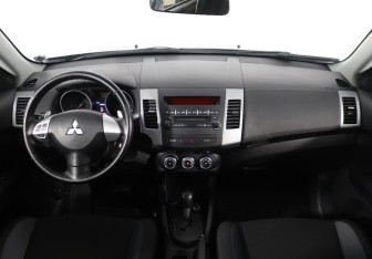 Подержанный автомобиль Mitsubishi Outlander 2011 года (8 фото)
