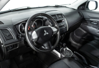 Подержанный автомобиль Mitsubishi ASX 2012 года (11 фото)