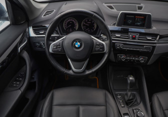 Подержанный автомобиль BMW X1 2019 года (11 фото)