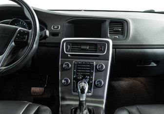Подержанный автомобиль Volvo S60 2014 года (14 фото)