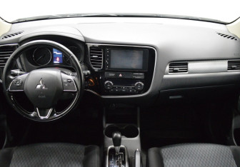Подержанный автомобиль Mitsubishi Outlander 2015 года (14 фото)