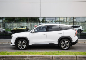 Подержанный автомобиль Geely Atlas 2024 года (9 фото)