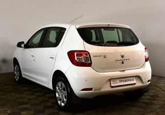 Подержанный автомобиль Renault Sandero 2017 года (4 фото)