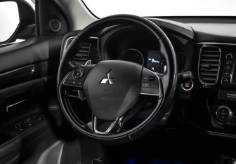 Подержанный автомобиль Mitsubishi Outlander 2016 года (17 фото)