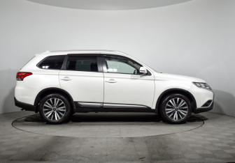 Подержанный автомобиль Mitsubishi Outlander 2020 года (4 фото)