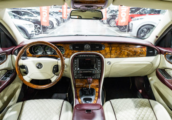 Подержанный автомобиль Jaguar XJ 2008 года (27 фото)
