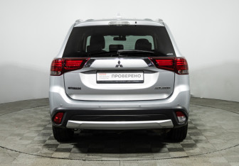Подержанный автомобиль Mitsubishi Outlander 2017 года (6 фото)