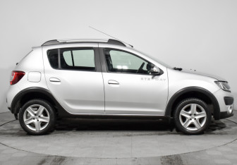 Подержанный автомобиль Renault Sandero 2016 года (4 фото)