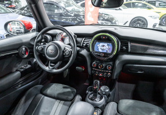 Подержанный автомобиль MINI Hatch 2019 года (16 фото)