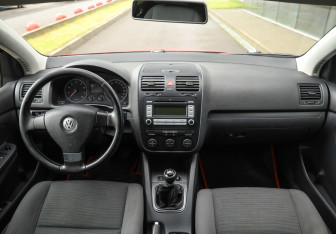 Подержанный автомобиль Volkswagen Golf Hatchback 2008 года (11 фото)