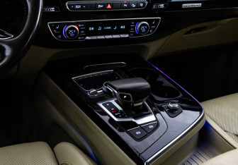 Подержанный автомобиль Audi Q7 2015 года (15 фото)