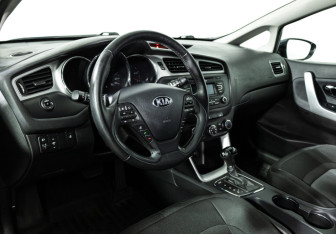 Подержанный автомобиль Kia Ceed Hatchback 2015 года (11 фото)