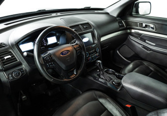 Подержанный автомобиль Ford Explorer 2018 года (11 фото)