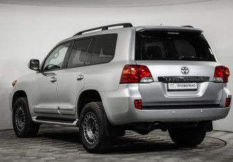 Подержанный автомобиль Toyota Land Cruiser Suv 2014 года (7 фото)