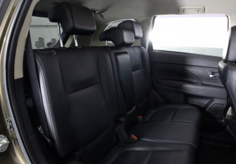 Подержанный автомобиль Mitsubishi Outlander 2016 года (17 фото)