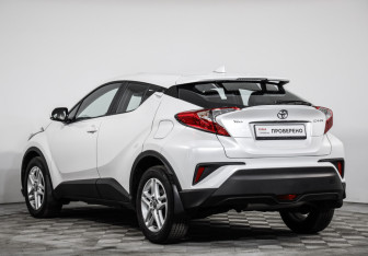 Подержанный автомобиль Toyota C-HR 2024 года (7 фото)