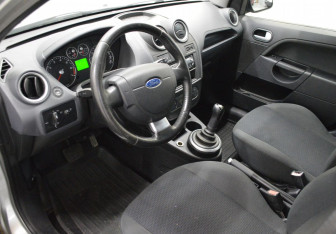 Подержанный автомобиль Ford Fiesta Hatchback 2006 года (9 фото)