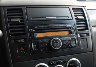 Подержанный автомобиль Nissan Tiida Hatchback 2008 года (12 фото)