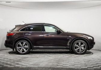 Подержанный автомобиль Infiniti QX70 2016 года (4 фото)