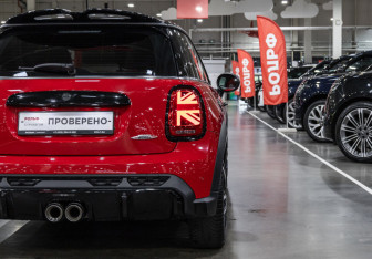 Подержанный автомобиль MINI Hatch 2021 года (10 фото)
