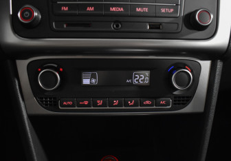 Подержанный автомобиль Volkswagen Polo Sedan 2016 года (15 фото)