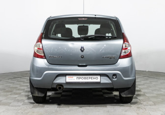 Подержанный автомобиль Renault Sandero 2011 года (6 фото)