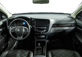 Подержанный автомобиль Mitsubishi Outlander 2022 года (13 фото)