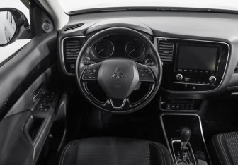 Подержанный автомобиль Mitsubishi Outlander 2020 года (11 фото)
