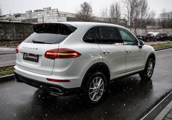 Подержанный автомобиль Porsche Cayenne 2015 года (4 фото)